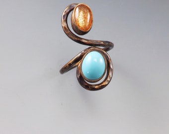 Anello con pietra del sole e turchese - Patina fumé martellata - Anello con vortice - Gioielli del Michigan - Misura regolabile - Anello con doppia pietra in rame