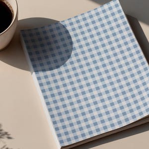 Puede incluir: Una taza de cer&aacute;mica blanca con un asa negra y el texto "But First, Coffee" en un estilo manuscrito. La taza est&aacute; sobre una superficie blanca. La taza mide aproximadamente 10 cm de alto.