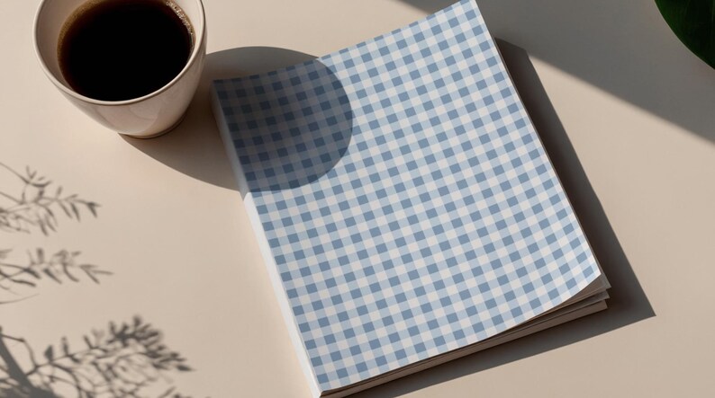 Puede incluir: Una taza de cer&aacute;mica blanca con un asa negra y el texto "But First, Coffee" en un estilo manuscrito. La taza est&aacute; sobre una superficie blanca. La taza mide aproximadamente 10 cm de alto.
