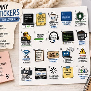 Op de afbeelding: Een verzameling van 20 IT-stickers met humoristische tech-gerelateerde teksten en illustraties, waaronder een badeendje, koffiemokken, foutmeldingen en laadiconen, gepresenteerd op een wit vel met genummerde ontwerpen voor laptops en apparatuur.