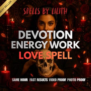 Könnte beinhalten: Werbung für "Spells by Lilith" mit einer Frau, die einen Schädel hält. Der Text enthält "Devotion, Energy Work, Love Spell" in großen Buchstaben, mit "Best Seller" in der Ecke. Rote Kerzen und Rosen schaffen eine mystische Atmosphäre.