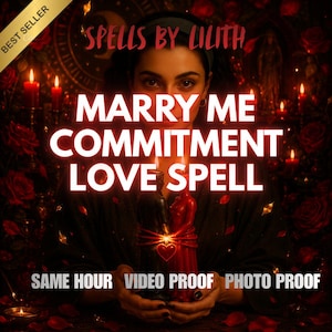 Puede incluir: Un par de velas con forma humana, negra y roja, unidas por un cordel rojo y un dije de corazón, sostenidas en un entorno oscuro con rosas rojas y velas encendidas. Texto: SPELLS BY LILITH, MARRY ME COMMITMENT LOVE SPELL, SAME HOUR VIDEO PROOF PHOTO PROOF.