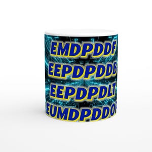 Puede incluir: Taza de café de cerámica blanca con un diseño envolvente. El diseño presenta el texto "EMDPDDF, EEPDPDDB, EEPDPDLT, EUMDPDDO" en amarillo, sobre un patrón de placa de circuito digital azul y negro.