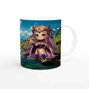 Può includere: Tazza in ceramica bianca con un'illustrazione fantasy. Il design raffigura un personaggio femminile con lunghi capelli e un gatto, sullo sfondo di montagne, un fiume e cielo blu. La tazza ha un manico standard.