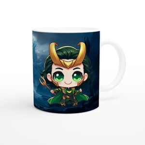 Può includere: Tazza in ceramica bianca con un'illustrazione a cartoni animati di un personaggio con occhi verdi, capelli verdi e corna d'oro. Il personaggio indossa un abito verde e oro e tiene in mano un tridente d'oro. Lo sfondo è un paesaggio fantasy blu scuro.
