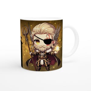 Può includere: Tazza in ceramica bianca con un'illustrazione a cartoni animati di un personaggio con capelli biondi, una benda sull'occhio e una barba. Il personaggio tiene in mano un bastone e un globo luminoso. Lo sfondo è dorato con stelle.