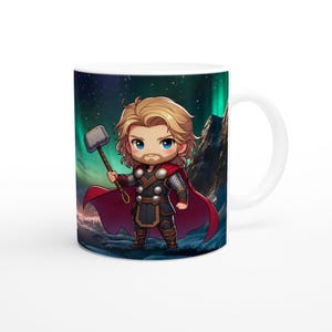 Può includere: Tazza in ceramica bianca con un'illustrazione a cartoni animati di Thor che tiene il suo martello. Il design presenta Thor con capelli biondi, un mantello rosso e un costume dettagliato, su uno sfondo di cielo stellato e aurora boreale verde e blu.