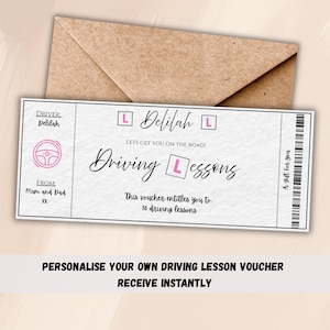 Op de afbeelding: Een gepersonaliseerde rijlesvoucher met de naam "Delilah" en de tekst "Driving Lessons". De voucher is wit met roze accenten en een bruine envelop op de achtergrond. De tekst "Personaliseer je eigen rijlesvoucher" staat onderaan.
