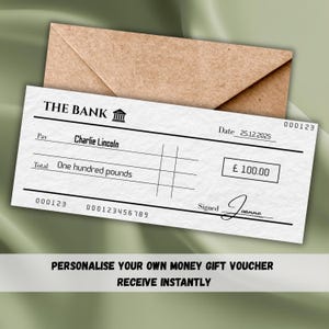 Può includere: Un buono regalo bianco con la scritta "THE BANK" e una busta marrone sullo sfondo. Il buono è intestato a "Charlie Lincoln" per "One hundred pounds" ed è firmato "Joanne". Il buono recita "PERSONALIZZA IL TUO BUONO REGALO IN DENARO RICEVI IMMEDIATAMENTE".