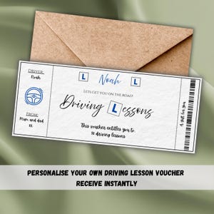 Op de afbeelding: Een gepersonaliseerde rijlesvoucher met de naam "Noah" in blauw handschrift. De voucher, met een stuurwiel, bevat de tekst "Driving Lessons" en geeft recht op 10 lessen. Een bruine envelop op de achtergrond.