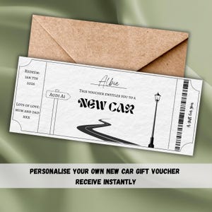 Könnte beinhalten: Ein schwarz-weißer Geschenkgutschein für ein neues Auto mit dem Text "New Car" in einer dekorativen Schriftart. Der Gutschein enthält eine Straßenillustration, eine Straßenlaterne und den Text "Audi A1". Der Gutschein ist mit einem braunen Umschlag versehen.