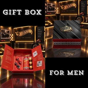 Puede incluir: Una caja de regalo Hot Wheels negra y roja con un patrón de cuadros, un logotipo dorado y un interior abierto que contiene dos coches de carreras rojos en miniatura, una lata roja con el logotipo de Hot Wheels y tres bombones dorados.