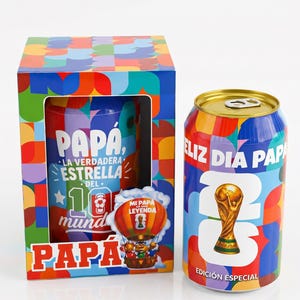 Könnte beinhalten: Eine bunte Geschenkbox und eine passende Getränkedose aus Aluminium mit einem lebendigen geometrischen Muster. Die Verpackung zeigt den Text PAPA, LA VERDADERA ESTRELLA DEL 10 MUNDO und FELIZ DIA PAPA sowie eine goldene Trophäengrafik und einen Heißluftballon.