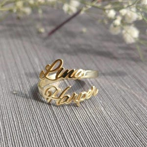 14K guldring med två namn, personlig graverad, elegant stapelbar, personlig present till henne