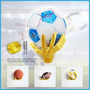 Könnte beinhalten: Eine goldfarbene, handförmige Wandhalterung, die einen Fußball hält. Das Bild zeigt einen Basketball, einen Football und einen Volleyball auf einzelnen Halterungen. Der Text lautet "INCLUDING DOWELS AND SCREWS".