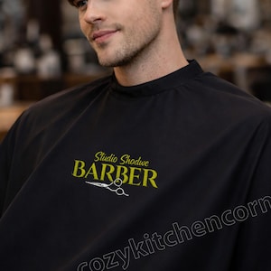 Könnte beinhalten: Ein Set aus drei Keramikbechern mit gesprenkelter, matter Oberfläche. Die Becher sind in Creme-, Hellgrau- und Dunkelgrautönen gehalten. Jeder Becher hat ein schlichtes, minimalistisches Design, ideal für Kaffee oder Tee.