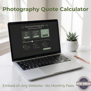 Puede incluir: Un ordenador portátil que muestra una interfaz de calculadora de presupuestos de fotografía. La pantalla muestra opciones de precios para servicios básicos, estándar y premium. El texto "Photography Quote Calculator" está en la parte superior. Una pequeña suculenta y un bolígrafo dorado están sobre la mesa.