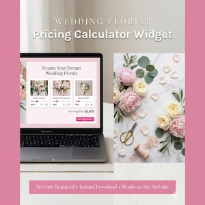 Könnte beinhalten: Ein Laptop zeigt ein Widget zur Preisberechnung für Hochzeitsfloristik. Der Bildschirm zeigt Optionen für Brautsträuße, Brautjungfernsträuße und Knopflochblumen. Das Bild zeigt auch rosa und cremefarbene Blumen, eine Schere und ein Band.