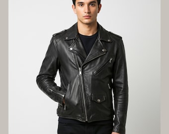 Könnte beinhalten: Schwarze Lederjacke im klassischen Biker-Stil. Die Jacke hat einen Reverskragen, einen asymmetrischen Reißverschluss, mehrere Reißverschlusstaschen und Druckknopfdetails an den Schultern. Das Model trägt ein schwarzes T-Shirt und eine schwarze Hose.