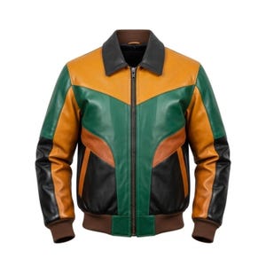 Op de afbeelding: Een veelkleurige leren jas met een zwarte kraag en ritssluiting. De jas heeft panelen in groen, goud, bruin en zwart. De manchetten en tailleband zijn bruin. Een klassieke bomberjack-stijl.