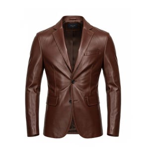 Peut inclure: Un blazer en cuir marron avec une fermeture classique à deux boutons, des revers crantés et une poche poitrine. La veste a une coupe ajustée et une finition lisse et polie. Un vêtement d'extérieur polyvalent.
