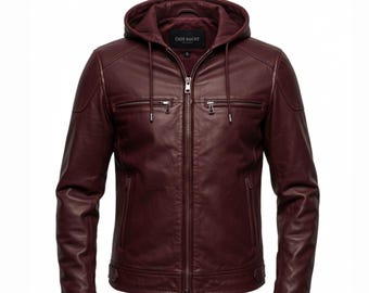 Puede incluir: Chaqueta de cuero burdeos con capucha y cremallera frontal. La chaqueta tiene dos bolsillos en el pecho con cremallera y un pequeño logotipo en la capucha. La chaqueta es de color rojo oscuro y tiene un estilo clásico de motero.