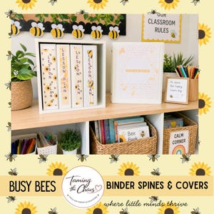 Peut inclure: Un organisateur d'étagère blanc contenant quatre classeurs étiquetés Lesson Plan avec des motifs d'abeilles et de tournesols. À côté se trouve un classeur blanc étiqueté Homework avec un motif en nid d'abeille. Un petit panneau indique Be kind Bee happy Learn big.