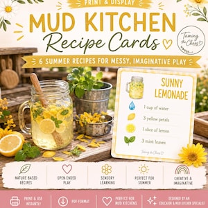 Può includere: Immagine di schede di ricette per la cucina di fango, intitolate "Mud Kitchen Recipe Cards". Le schede mostrano una ricetta "Limonata solare". L'immagine include un barattolo di limonata, fiori e il testo "6 ricette estive per un gioco disordinato e fantasioso."