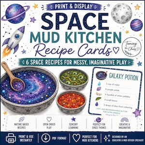 Könnte beinhalten: Druckbare Space Mud Kitchen Rezeptkarten mit einer Rakete, Planeten und Schüsseln mit bunten Mischungen. Enthält eine Galaxy Potion Karte mit Zutaten wie Wasser, Blütenblättern, Kieselsteinen, Blättern und Lebensmittelfarbe. Text enthält Space Mud Kitchen.