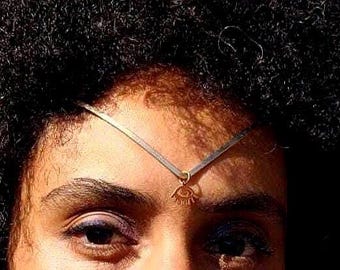 アリアン・ナレスのオリジナルアルファティアラにサードアイチャーム。真鍮製サークレットヘッドピースティアラ、ヨギ、スピリチュアルバーナーフェスティバルコスチュームクラウン-アルファ