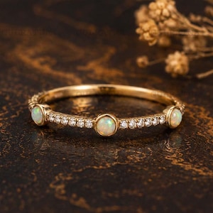 Anello a mezza eternità con opale rotondo, fede nuziale con moissanite, anello impilabile in oro 14 carati, delicato regalo di anniversario di matrimonio con pietra portafortuna di ottobre.