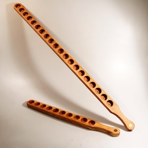 Premium likeurplank van essenhout met bijzondere nerf: Serveerblad in een zeldzame lengte met 10 tot 20 plaatsen voor shotglaasjes