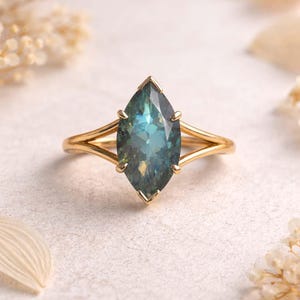 Anillo solitario de labradorita arcoíris con corte marquesa / Engaste en bisel de oro amarillo de 14 quilates / Piedra natal: joyería minimalista delicada para mujer / Regalo para ella