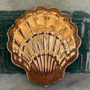 Vintage Copper Seashell Mold – Large Decorative Copper Shell with Gold Tone Handle, Coastal Kitchen Décor