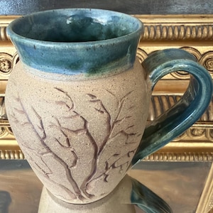 Taza de cerámica de estudio firmada por el artista con diseño de árbol: taza de café de gres – Hecha a mano por un artesano
