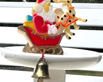Vintage kerstbroche uit de jaren 50 in Hongkong met een bewegende kerstman, een kerstsieraad uit het midden van de vorige eeuw, een retro kerstman verzamelobject.