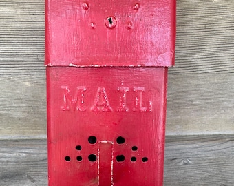 Czerwona metalowa skrzynka pocztowa do montażu na ścianie w stylu rustykalnym