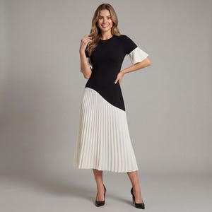 Puede incluir: Un juego de tres tazas de cerámica con un acabado moteado y mate. Las tazas son de color crema, gris claro y gris oscuro. Cada taza tiene un diseño simple y minimalista y un asa redondeada.