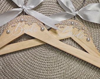 Percha de novia fina personalizada con adornos de perlas / Percha de madera para vestidos de novia y damas de honor / Accesorio para fotos