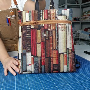 Damenrucksack mit Buchmotiv, Gobelin-Stoffrucksack, ideales Geschenk für lesende Lehrerinnen, handgefertigt in Italien