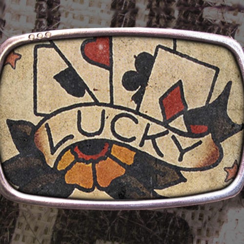 Hebilla de cinturón Lucky Tattoo, regalo para jugadores de póker de inspiración vintage, diseño Rockabilly Flash para cinturón de cuero con broche