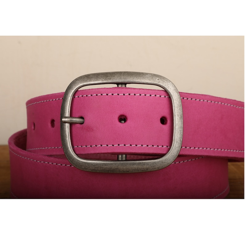 Cintura in pelle rosa con cuciture bianche e chiusura a scatto Fatta a mano negli Stati Uniti Ampia fibbia unisex color argento antico immagine 7