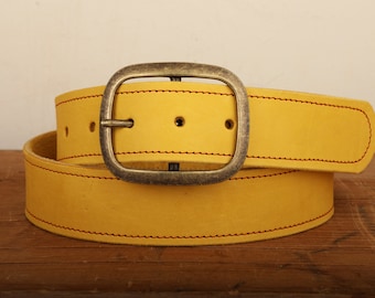 Ceinture en cuir jaune avec surpiqûres rouges - Fermeture pression - Fait main aux Etats-Unis - Large boucle en laiton doré vieilli