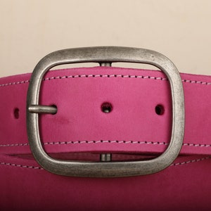 Cintura in pelle rosa con cuciture bianche e chiusura a scatto Fatta a mano negli Stati Uniti Ampia fibbia unisex color argento antico immagine 2