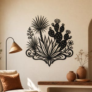Könnte beinhalten: Schwarze Metall-Wandkunst mit einem Wüstenpflanzendesign, darunter eine Palme und ein Kaktus. Das Kunstwerk ist an einer neutralfarbenen Wand angebracht und bildet einen auffälligen Kontrast. Das Stück verleiht dem Raum einen Hauch von naturnaher Dekoration.