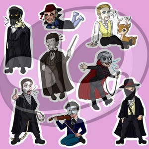 Op de afbeelding: Een verzameling cartoonstickers met personages in kostuums en maskers. De personages worden in verschillende poses afgebeeld, sommige met rekwisieten zoals een microfoon, viool en dirigeerstok. Het kleurenpalet omvat zwart, wit, rood en blauw, tegen een roze achtergrond.