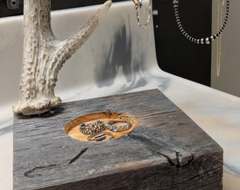 Rustikaler Halskettenhalter aus Rehgeweih und Scheunenholz
