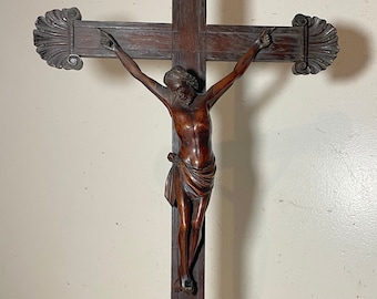 antigua escultura de cruz de crucifijo religioso de madera tallada a mano de 1700