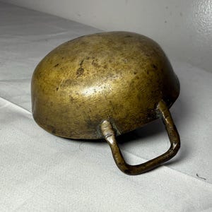 Antigua sartén y wok de latón, de 1800, hecha a mano, con miniaturas de vendedor. imagen 4