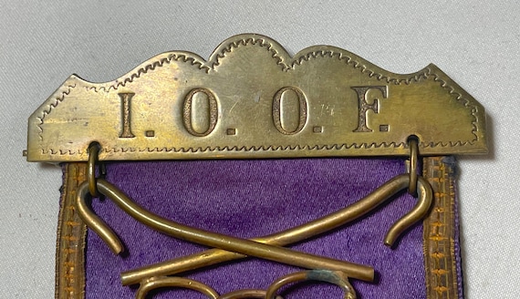 Broche vintage or 10 carats émail IOOF Odd Fellows 50 ans